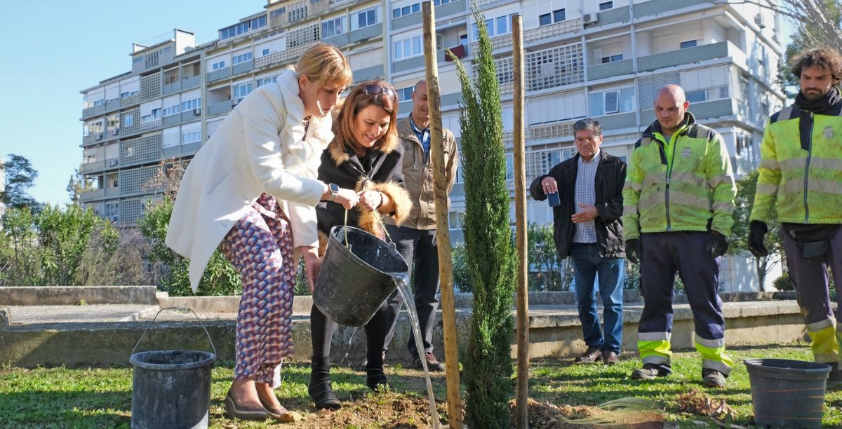 Plantação de dez árvores em memória das dez mulheres de Shiraz. Uma iniciativa da Junta de Freguesia de Olivais em colaboração com a Comunidade Bahá'í de Portugal. Abril 2024. Foto Junta de Freguesia dos Olivais