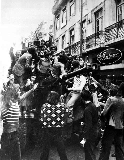 Populares em festa num carro de combate em Lisboa, durante a Revolução dos Cravos. Foto © Centro de Documentação 25 de Abril, CC BY 4.0 , via Wikimedia Commons.