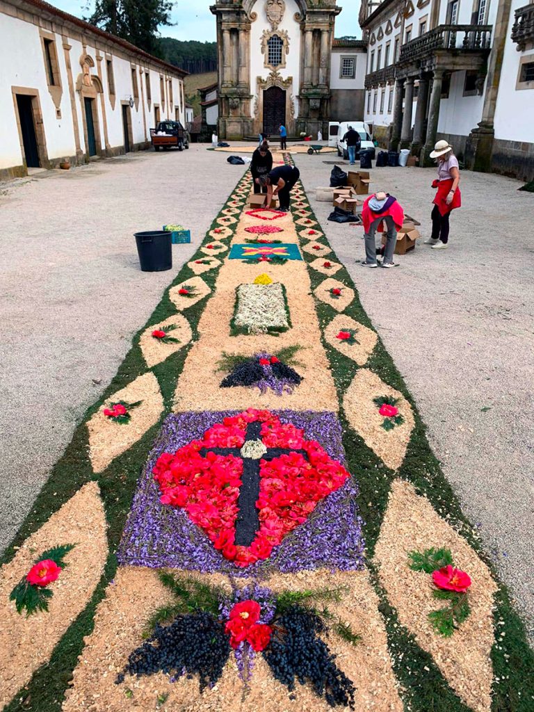 Montagem de tapete de flores em frente à Capela de Mateus. Foto DR