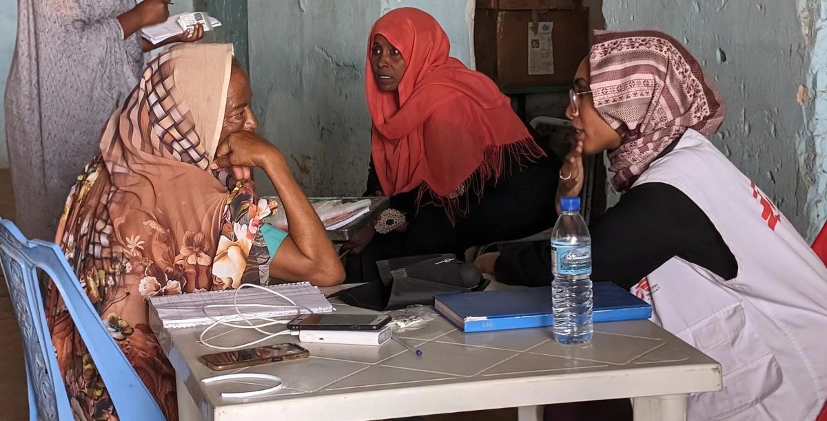 Uma equipe de MSF oferece consultas médicas em um dos locais de encontro em Kassala, no Sudão, que recebeu um grande número de pessoas com deficiência. Sudão, março de 2023. Foto MSF