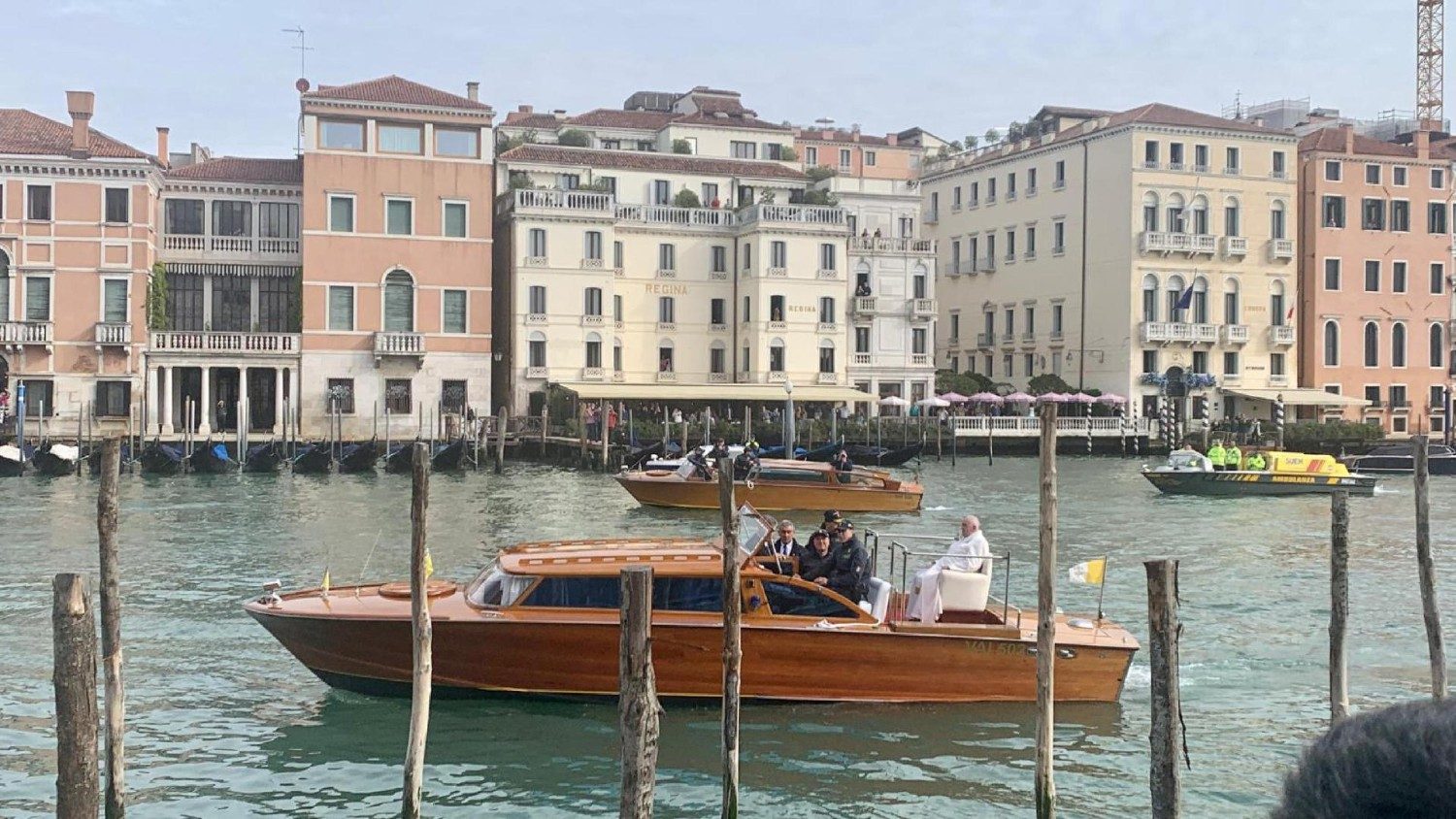 Francisco dedicou seis horas à cidade de Veneza, onde se deslocou de barco. Foto © Vatican Media, via Agência Ecclesia.