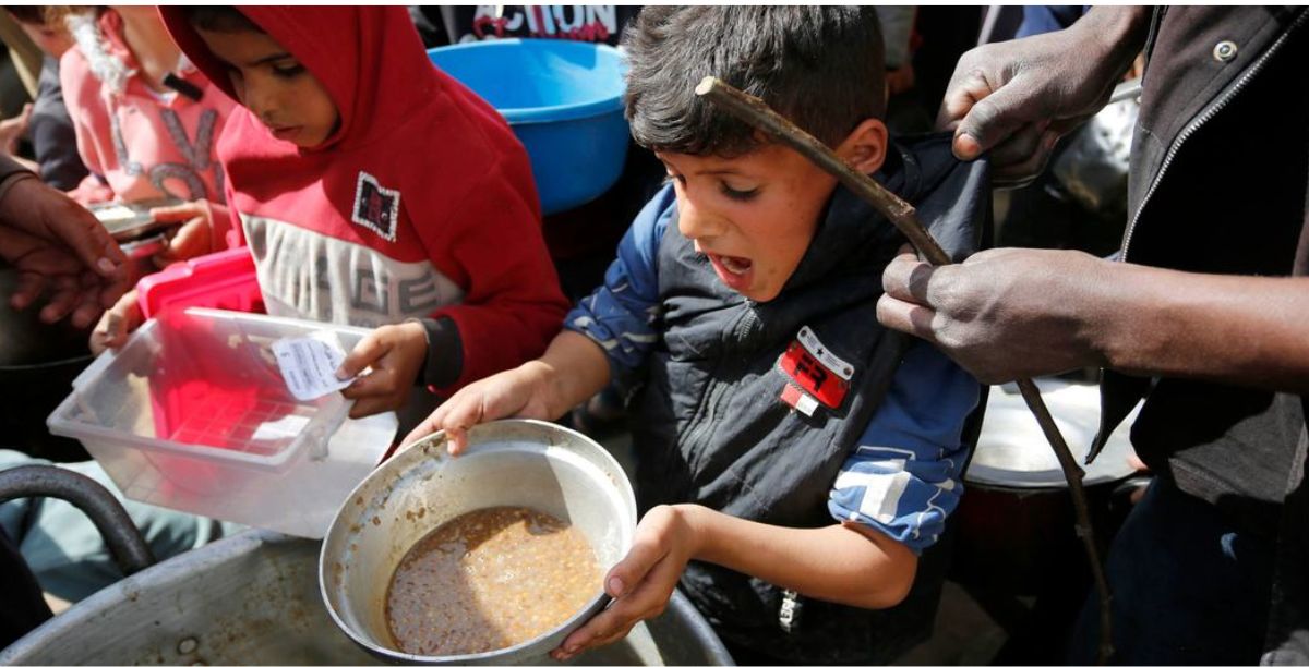 © Unrwa Crianças na fila para receber comida em Gaza