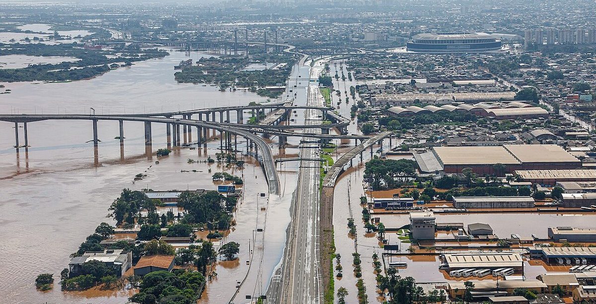 05.05.2024_-_Sobrevoo_das_áreas_afetadas_pelas_chuvas_na_Região_metropolitana_de_Porto_Alegre_(2) Imagens aéreas das cheias na cidade de Canoas, Rio Grande do Sul, captadas no dia 5/5/2024, no sobrevoo do Presidente da República, Lula da Silva.
Foto © Ricardo Stuckert / PR, CC BY-SA 2.0, via Wikimedia Commons.