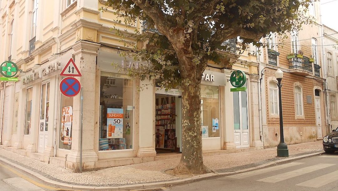 Farmácias convidam clientes a ajudar pessoas sem meios