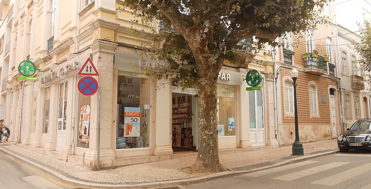 1280px-Farmácia_Gaspar,_Figueira_da_Foz A Farmácia Gaspar, na Figueira da Foz. (foto de arquivo) Joehawkins, CC BY-SA 4.0 , via Wikimedia Commons