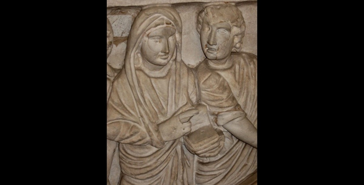 Detalhe do sarcófago representando uma falecida (anónima) com um códice na mão e em atitude de oradora, enquanto Cristo se aproxima para falar com ela. Foto © Museus Vaticanos, Museu Pio Cristiano, inv. 31556. Direitos reservados.