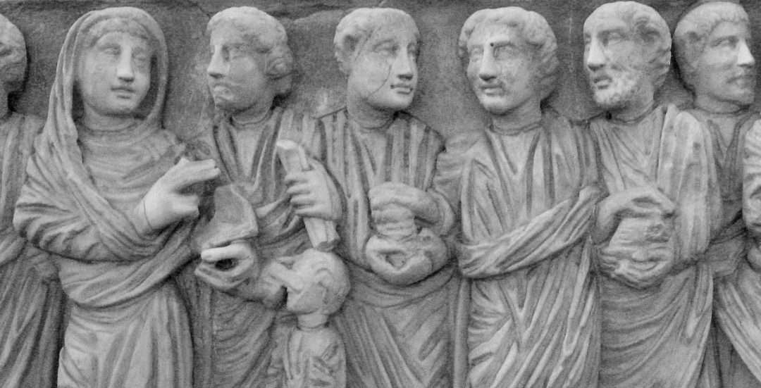 Sarcófago frisado do início do século IV, no Museu Pio Cristão do Vaticano, retratando a mulher falecida em pé, em tamanho real, com um códice e o gesto de oradora imersa em cenas bíblicas. Foto © Christine Schenk CSJ.