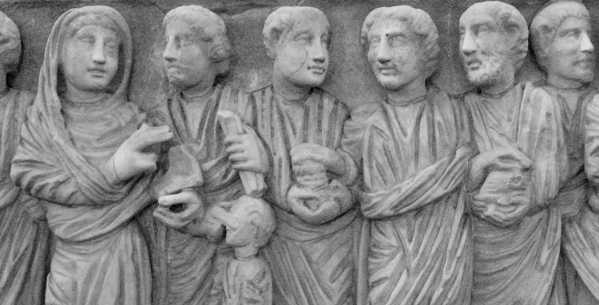 Mulher Sarcófago frisado do início do século IV, no Museu Pio Cristão do Vaticano, retratando a mulher falecida em pé, em tamanho real, com um códice e o gesto de oradora imersa em cenas bíblicas. Foto © Christine Schenk CSJ.