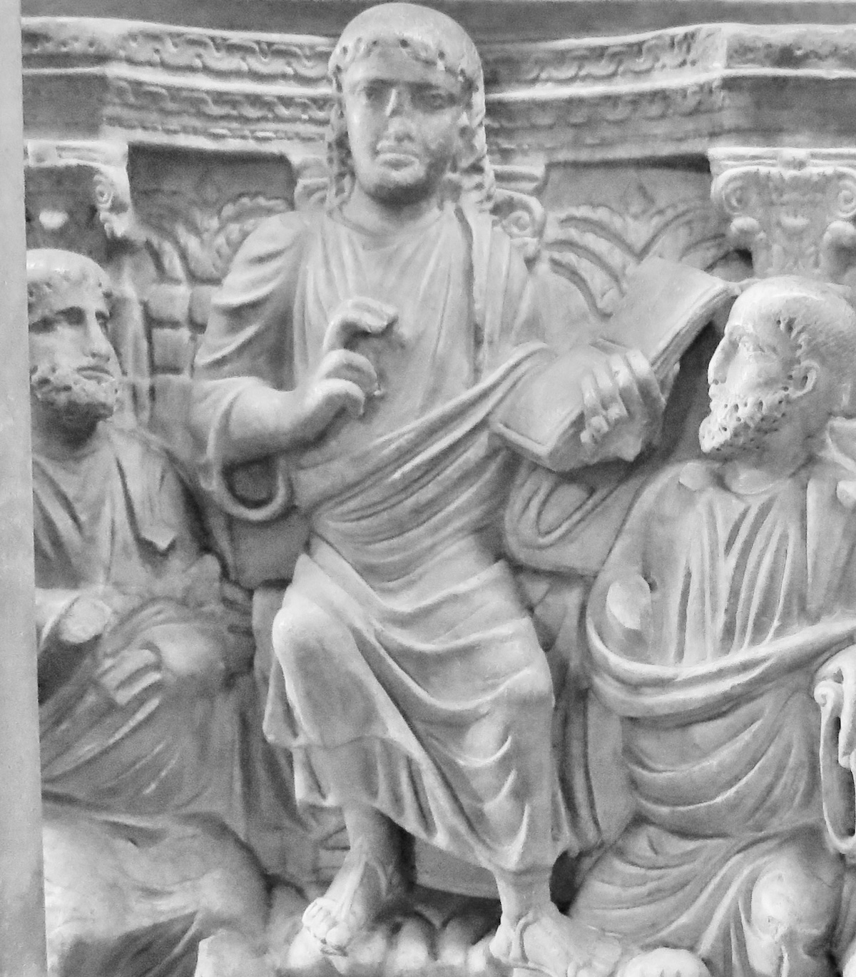 Pormenor do chamado sarcófago de Stilicho (c. 380-400 d.C): Cristo representado como autoridade sentado como um magistrado com códice e gesto de orador, ladeado por Pedro e Paulo. Foto cedida pela Basilica de S. Ambrogio de Milão.