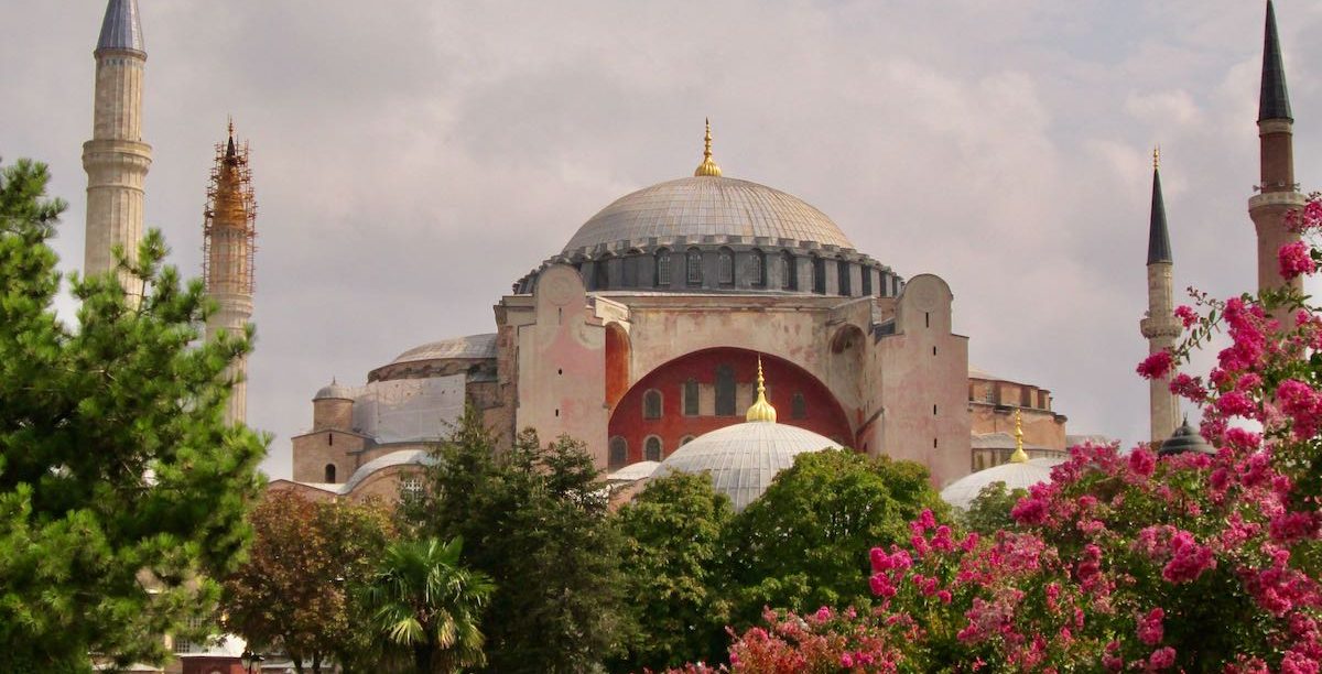 5-1-Hagia Sophia A Catedral Santa Sofia (dedicada à Sabedoria de Deus) na moderna Istambul. As antigas fundações da catedral parecem datar do século IV. Foto © Christine Schenk.