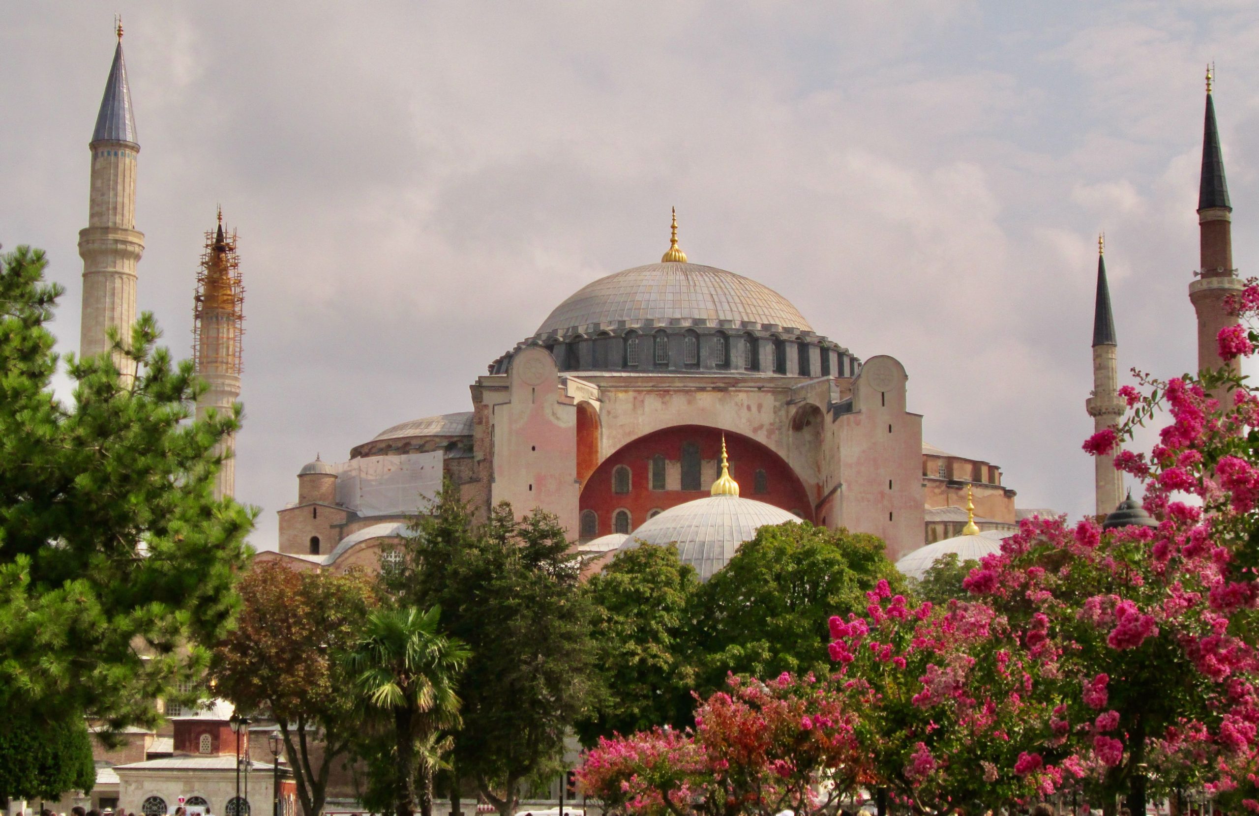 A Catedral Santa Sofia (dedicada à Sabedoria de Deus) na moderna Istambul. As antigas fundações da catedral parecem datar do século IV. Foto © Christine Schenk.