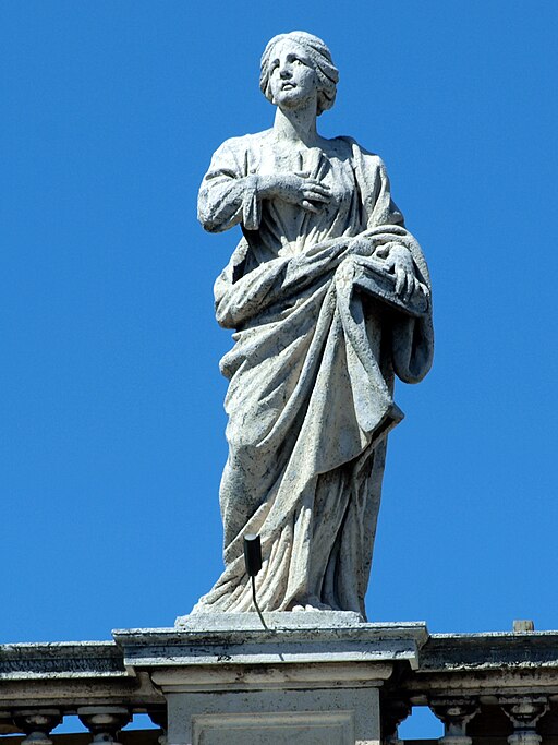 Santa Macrina na colunata da Praça São Pedro. Foto © AlfvanBeem, CC0, via Wikimedia Commons.