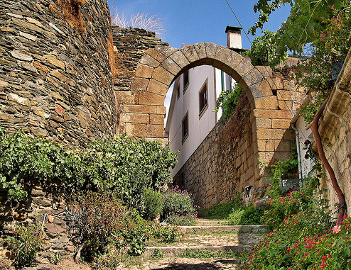 Arco de D. Dinis, em Vila Flor. Foto © DR