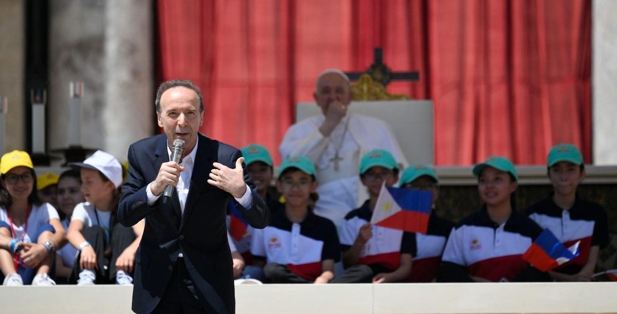 Perante o Papa, no final da Jornada Mundial das Crianças, o ator e realizador de cinema, Roberto Benigni, convidou as crianças “a acreditarem em contos de fadas”. Foto © Vatican Media.