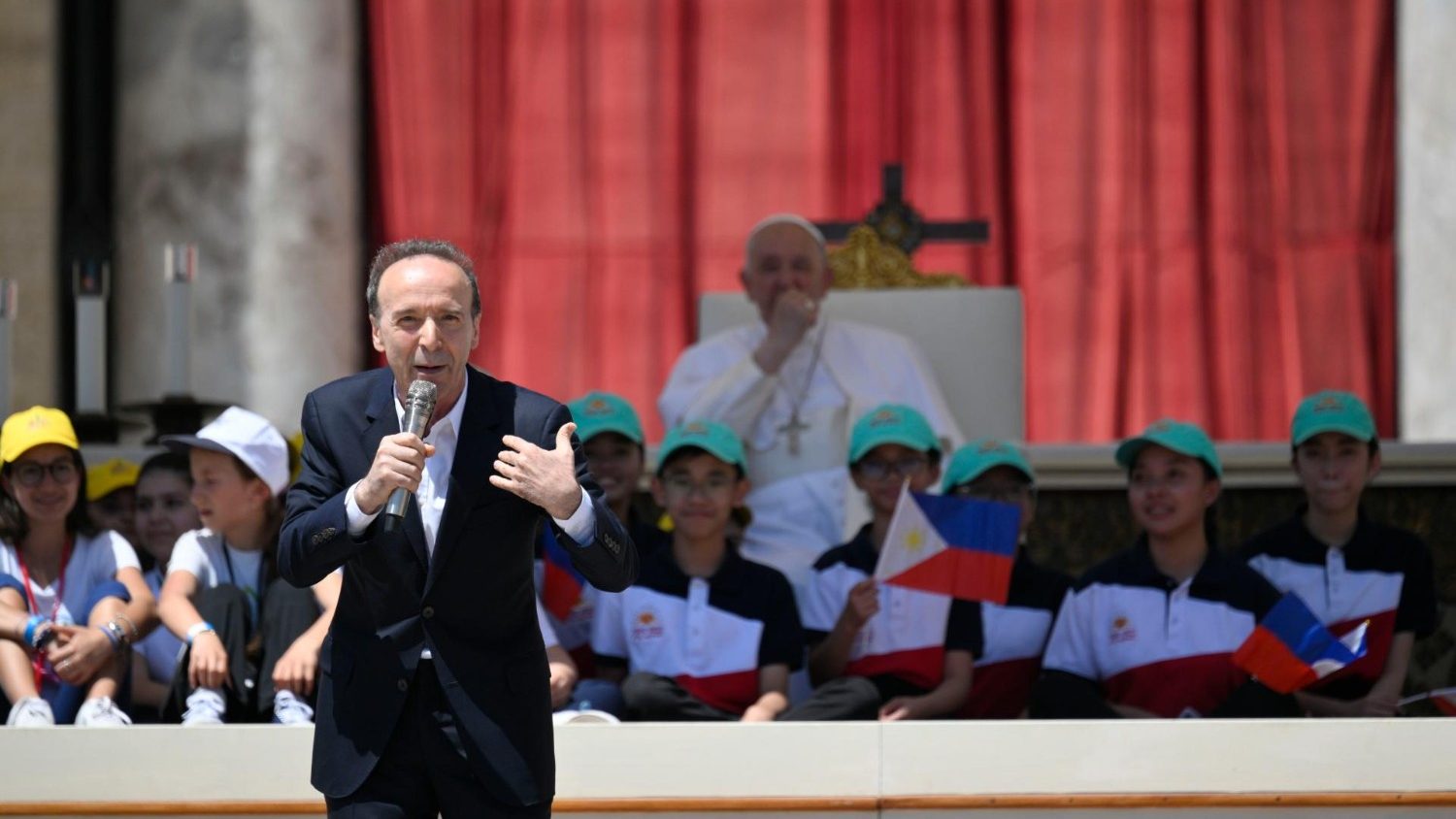 O ator e realizador de cinema, Roberto Benigni, convidou as crianças “a acreditarem em contos de fadas”. Foto © Vatican Media