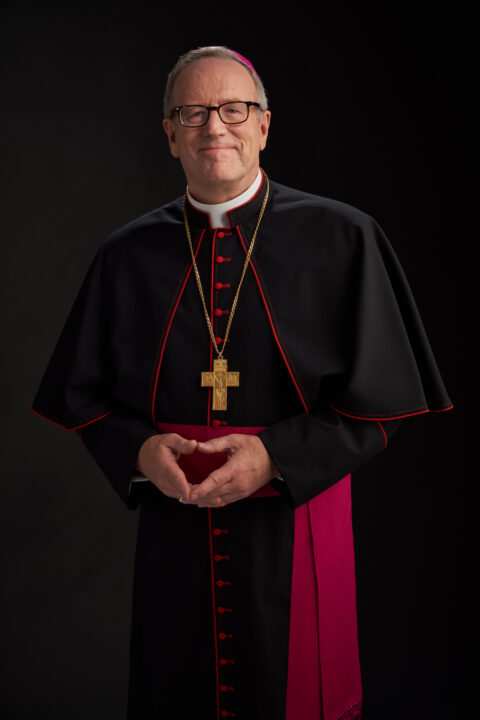 O bispo Robert Barron, fotografado em 2023. Foto Diegobcardenas, CC BY-SA 4.0 <https://creativecommons.org/licenses/by-sa/4.0>, via Wikimedia Commons