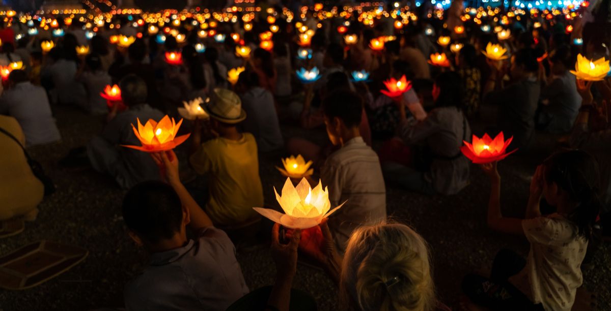 Budistas em vigília durante a noite de Vesak. Foto Vinh Dav