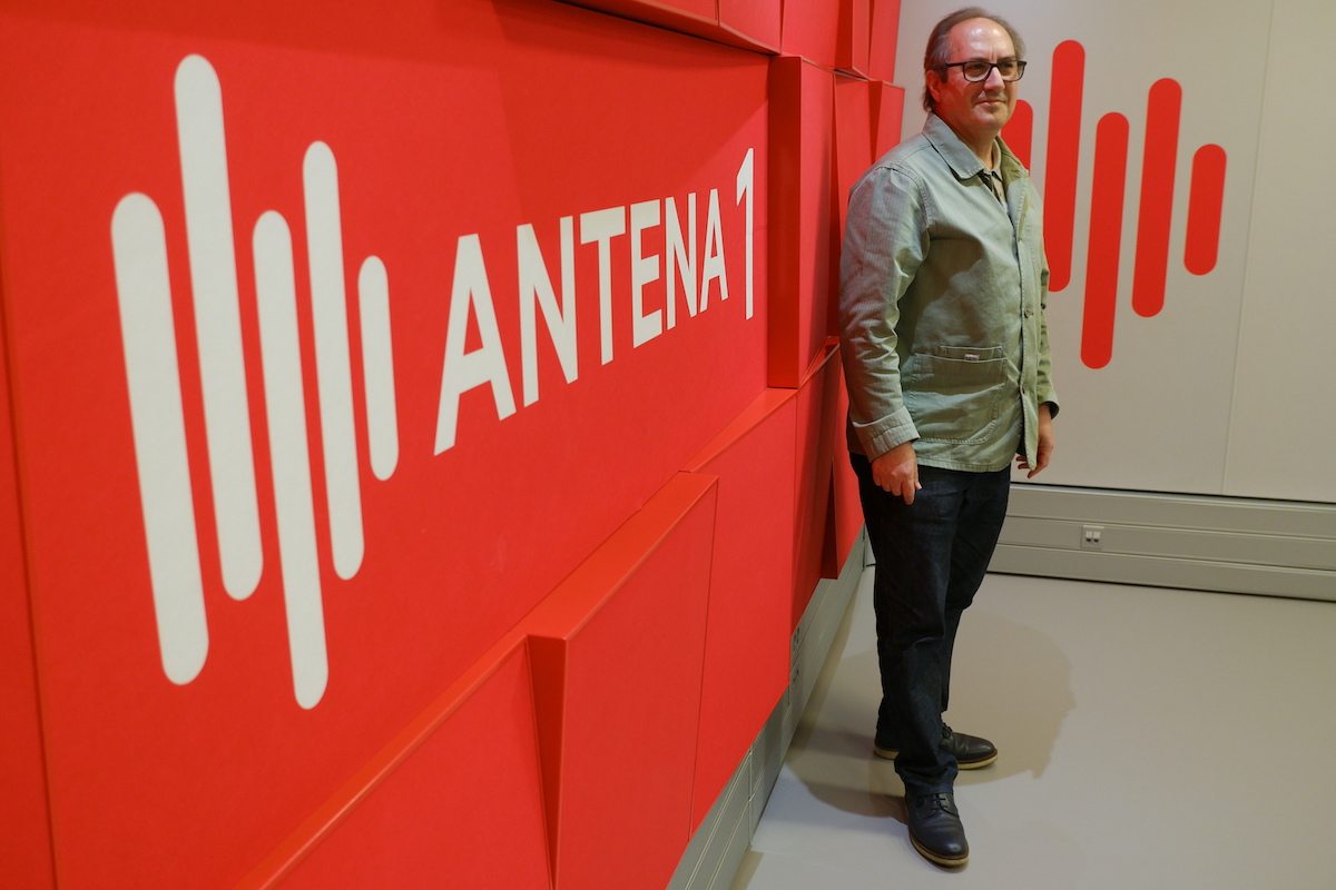 Alfredo Teixeira, que também é compositor e dirige um coro, fala na fase final do programa acerca da música de intervenção da época do 25 de Abril de 1974. Foto © António Marujo/7MARGENS