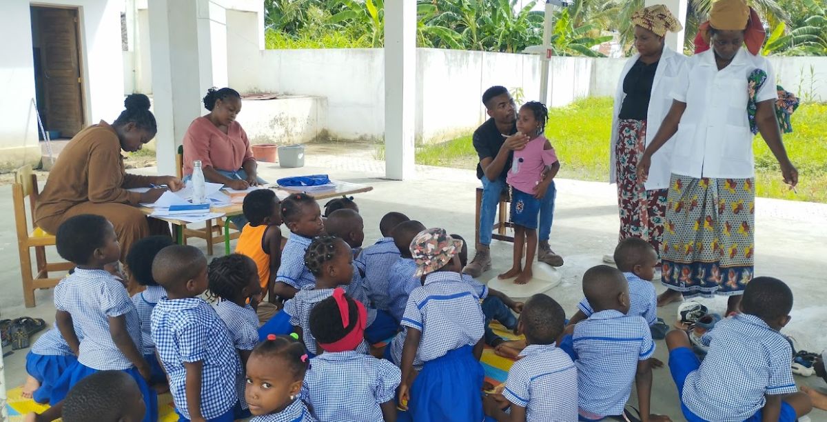 Equipa de nutricionistas da Helpo durante atividade em escola de Moçambique. Foto Helpo
