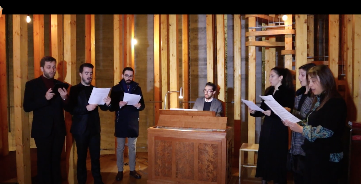 Coro a interpretar o Hino do Congresso, numa captura de imagem do vídeo.