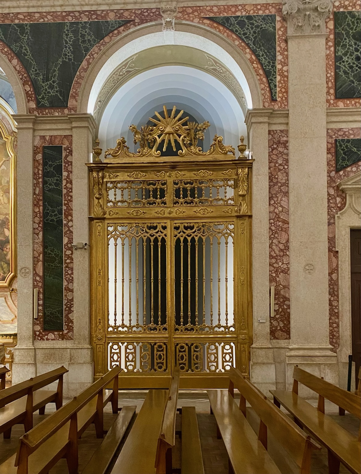 Igreja Paroquial de Santa Isabel, Capela da Porta Dourada, Arte, Pintura, Fernanda Fragateiro