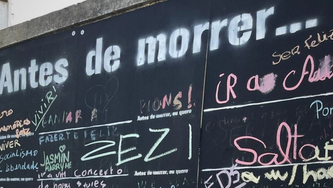 O que quer fazer antes de morrer? Pense e escreva-o neste mural