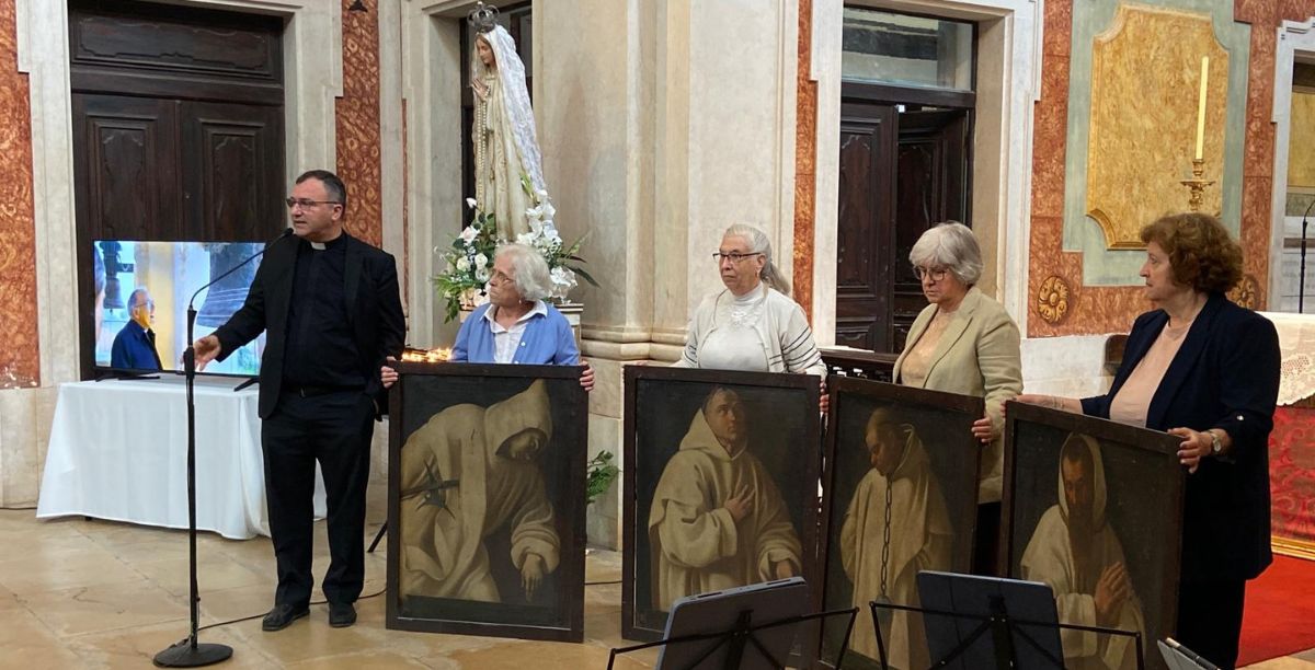 O padre Edgar Clara e algumas paroquianas na Igreja de Santa Cruz do Castelo. Foto Torre da Igreja