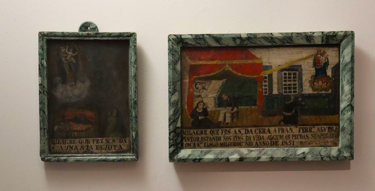 Os ex-votos, que podem ser observados, no museu, até 29 de setembro. Foto © Rúben Castanheiro