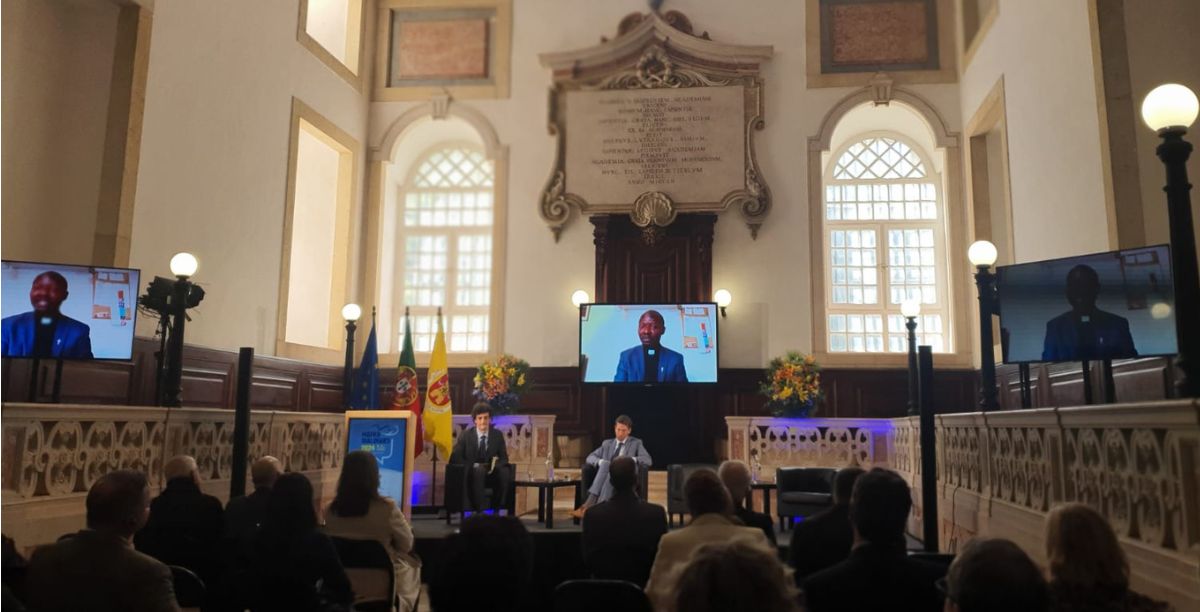 Padre Stephen Ojapah fala durante o Mafra Dialogues. Foto Clara Raimundo