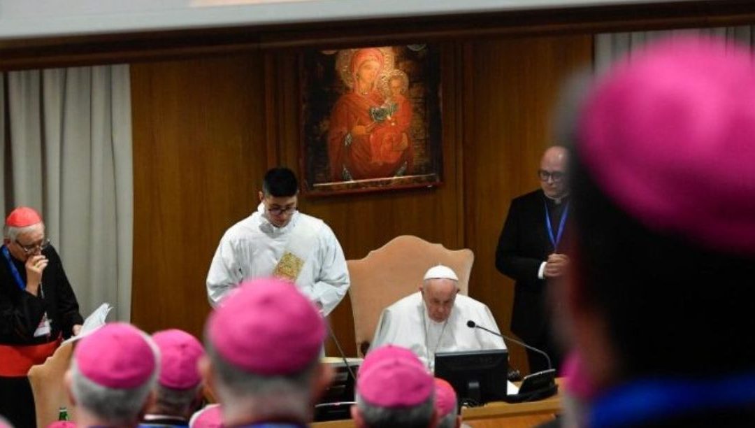 Papa pede desculpa por declarações que fez sobre seminaristas gays