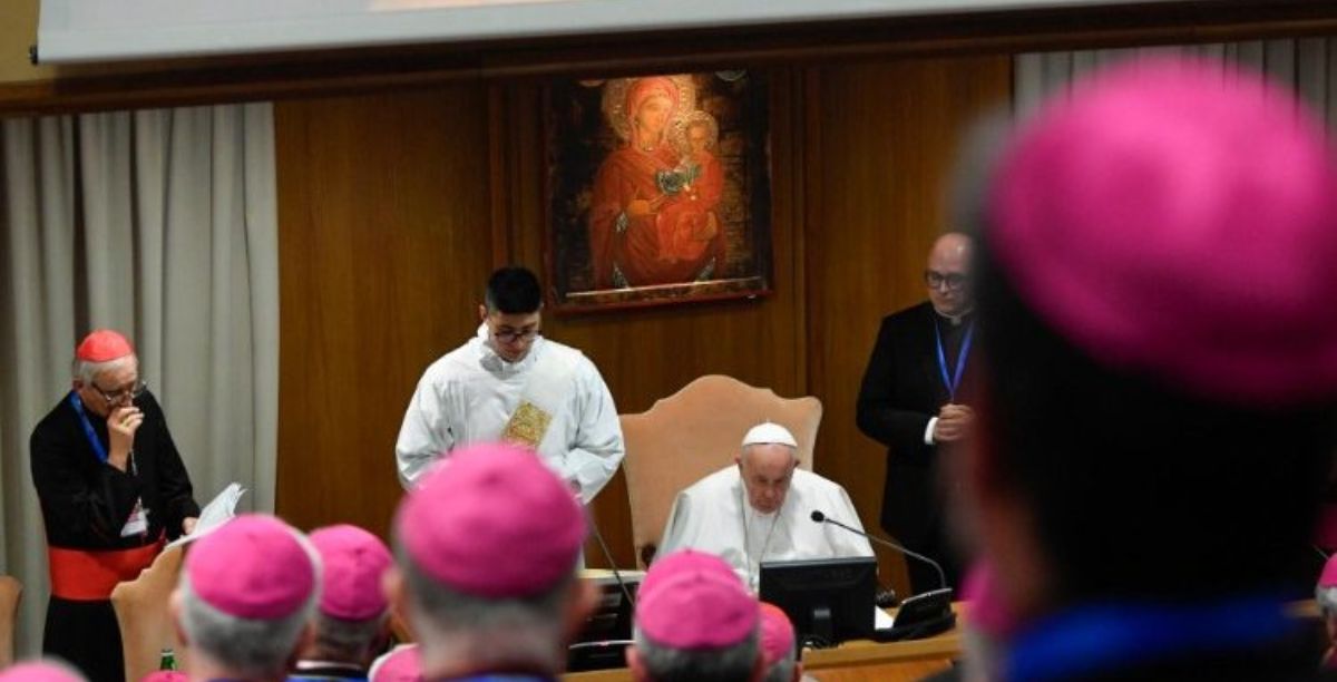Papa com bispos italianos. Foto Vatican Media