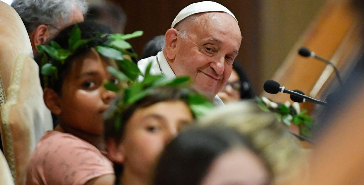 Papa com crianças. Foto Vatican media