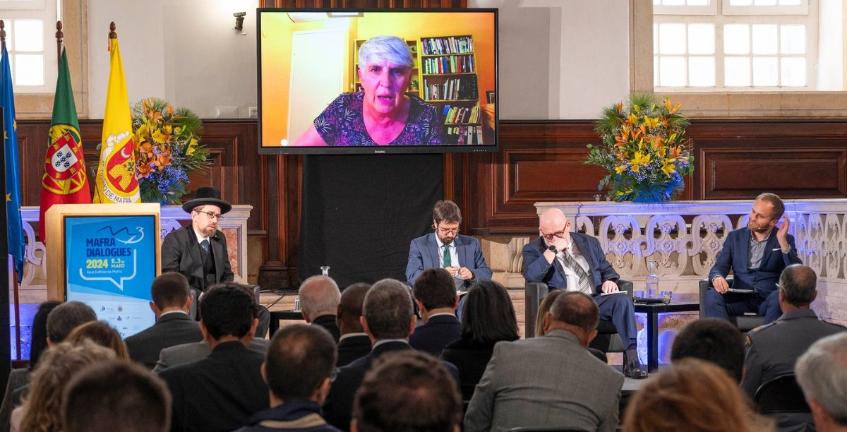 Sarah Bernstein fala durante o Mafra Dialogues. Foto Câmara Municipal de Mafra