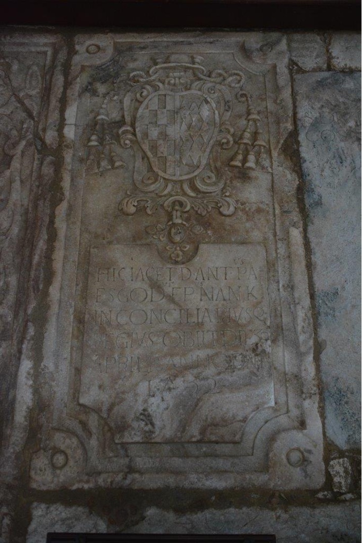Túmulo de D. António Paes Godinho na igreja matriz de Viana do Alentejo. Fotografia © Carlos Marques, cedida pelo autor do livro.