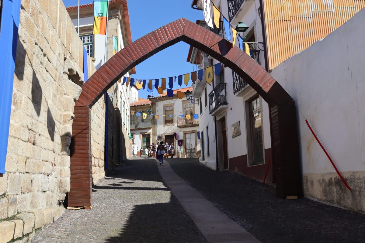 Uma das ruas de Torre de Moncorvo, próxima do castelo. Foto © Rúben Castanheiro