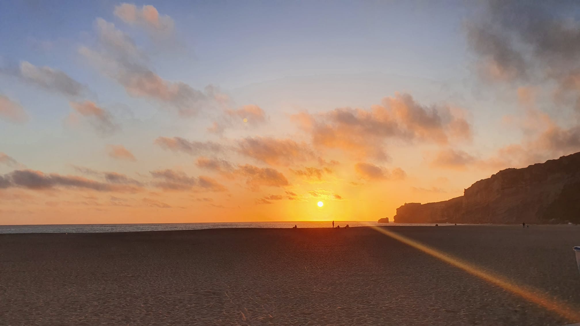 Por do sol na praia da Nazaré. Foto Clara Raimundo