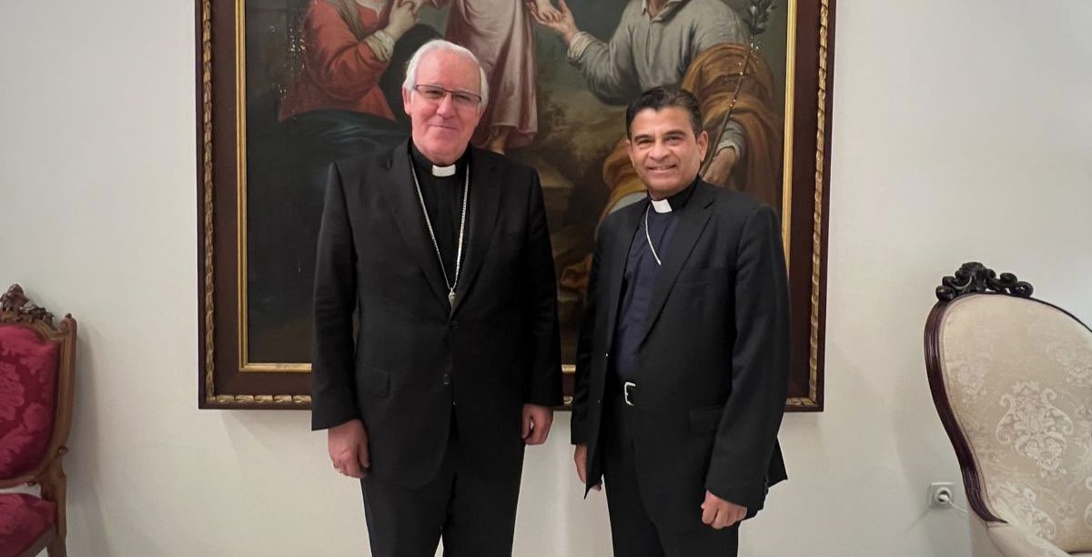 Bispo Rolando Álvarez com o arcebispo de Sevilha, em Sevilha. Foto do X