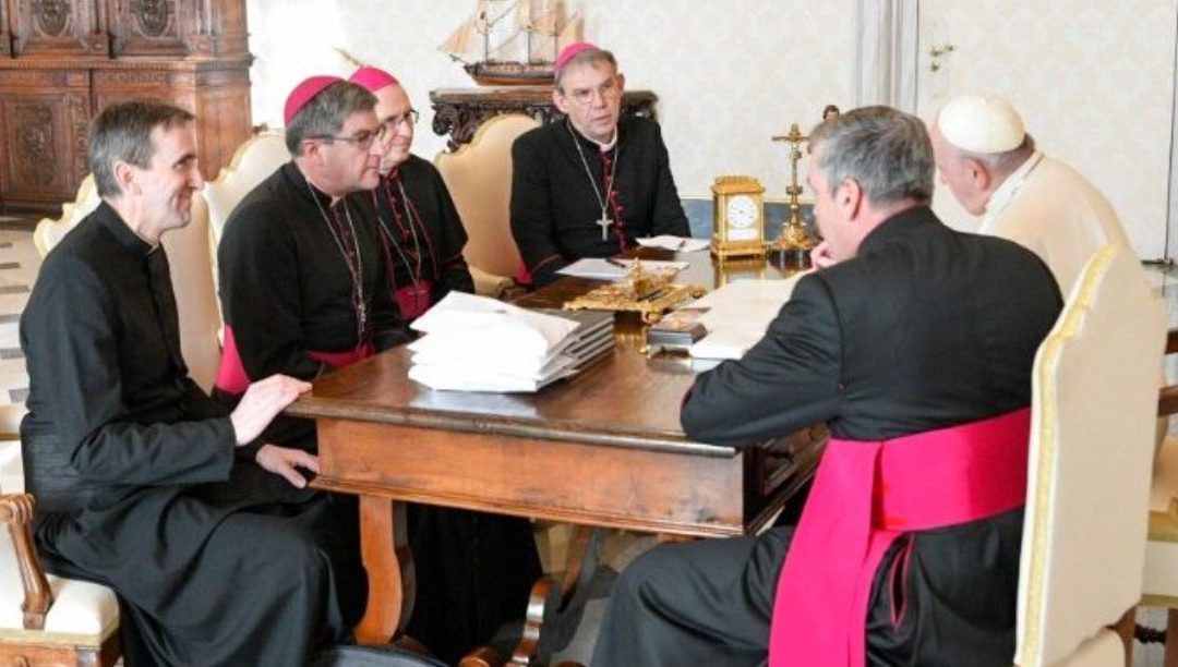Bispos católicos de França apelam à fraternidade e justiça, mas não se demarcam da extrema-direita