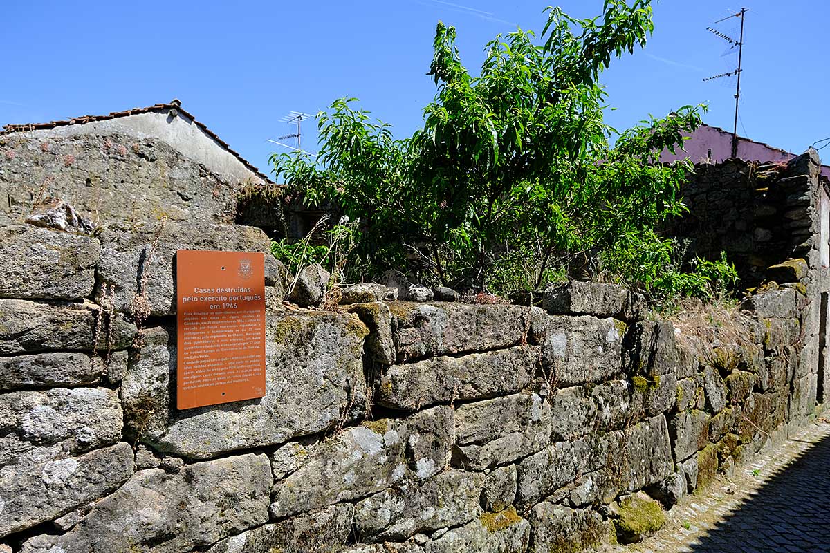 Casas destruídas pelo exército em 1946, em Cambedo, Chaves. Foto © Filipe Ribeiro.