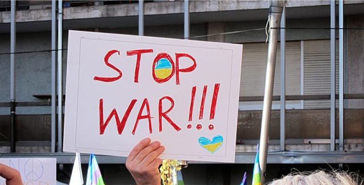 Cartaz com a frase Stop War!!! (em português, Parem a guerra!!!), numa manifestação pela paz em fevereiro de 2022, na Piazza Donatori del Sangue em Veneza, Itália. Foto © Creative Commons