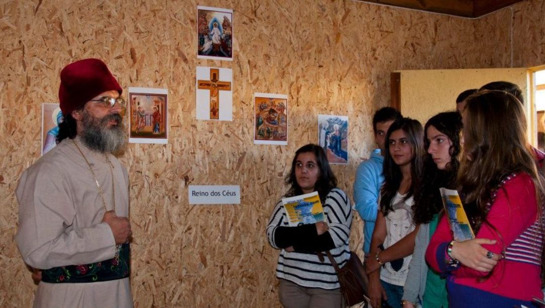 A aldeia com 12 casas, habitantes de 40 confissões religiosas e uma mesa de refeições comum… que todos podem visitar