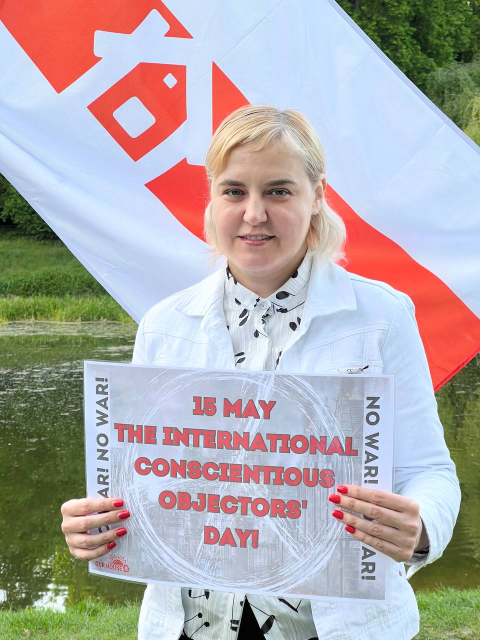 Olga Karatch, ativista bielorussa, numa manifestação realizada no dia internacional dos objetores de consciência, 15 de maio, em Vilnius, na Lituânia. Foto © Direitos reservados