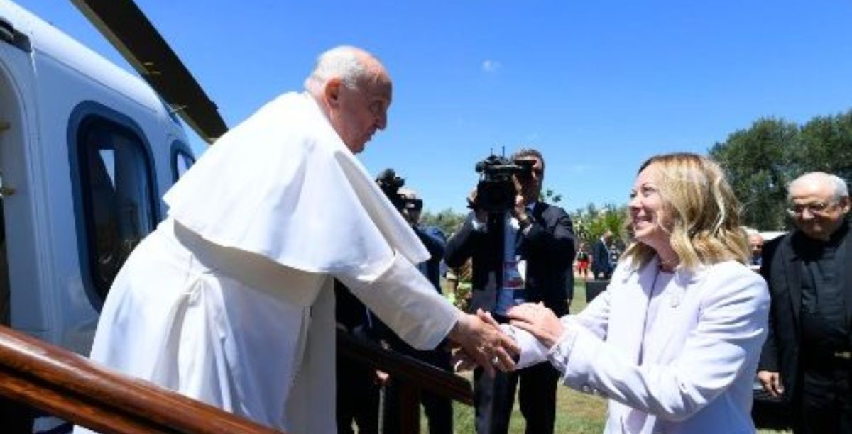 O Papa é recebido por Giorgia Meloni, à chegada à reunião do G7, 14 junho 2023. Foto Vatican Media