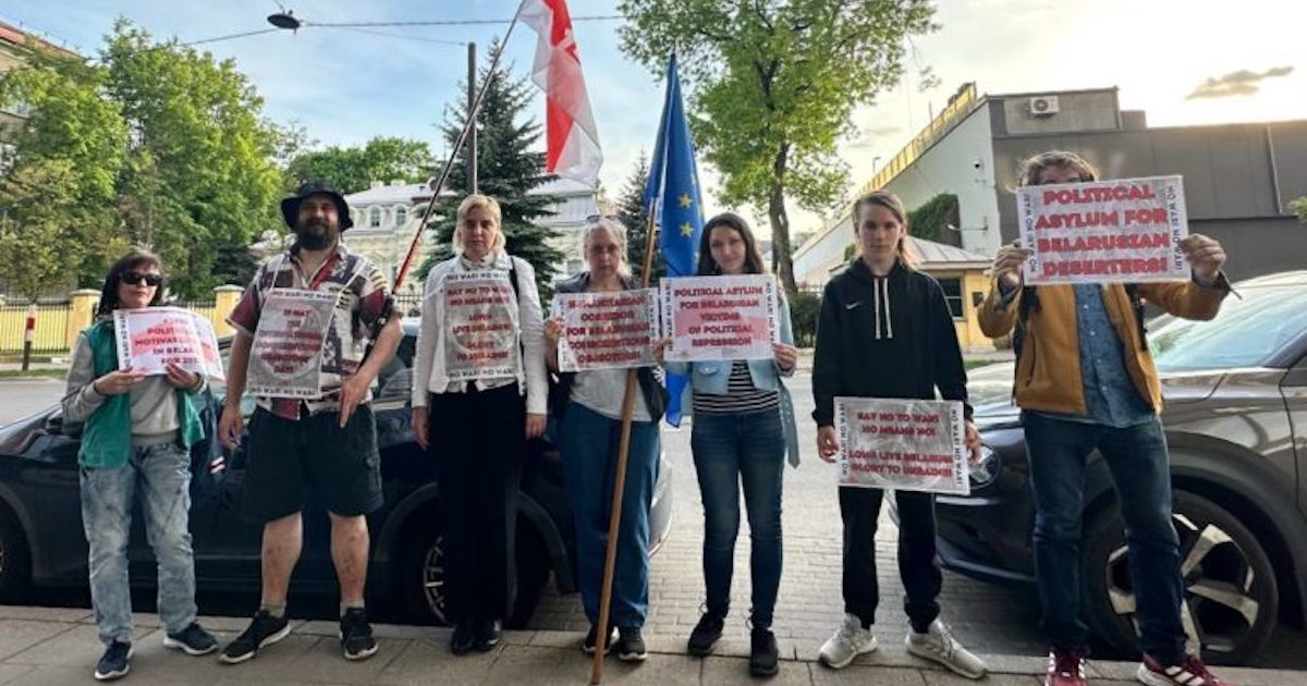 Objetores Manifestação no dia internacional dos objetores de consciência, 15 de maio, em Vilnius, na Lituânia. Na imagem, Olga Karatch, em terceiro lugar a contar da esquerda. Foto: Direitos reservados