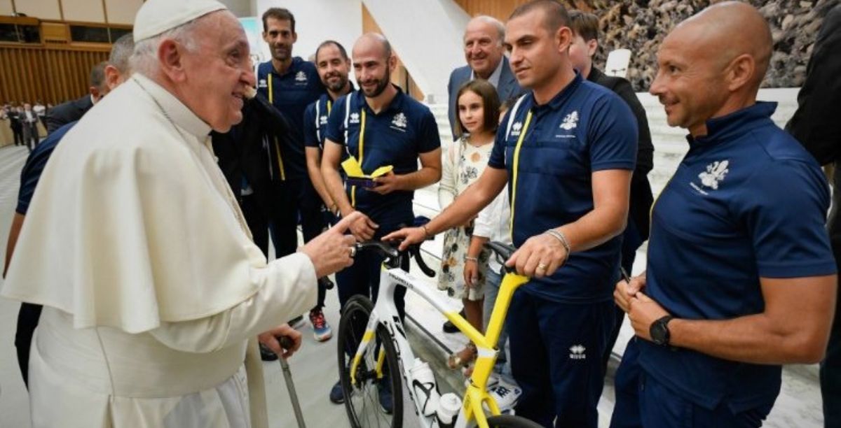 Papa Francisco com atletas da equipa de ciclismo da Athletica Vaticana. Foto Vatican Media