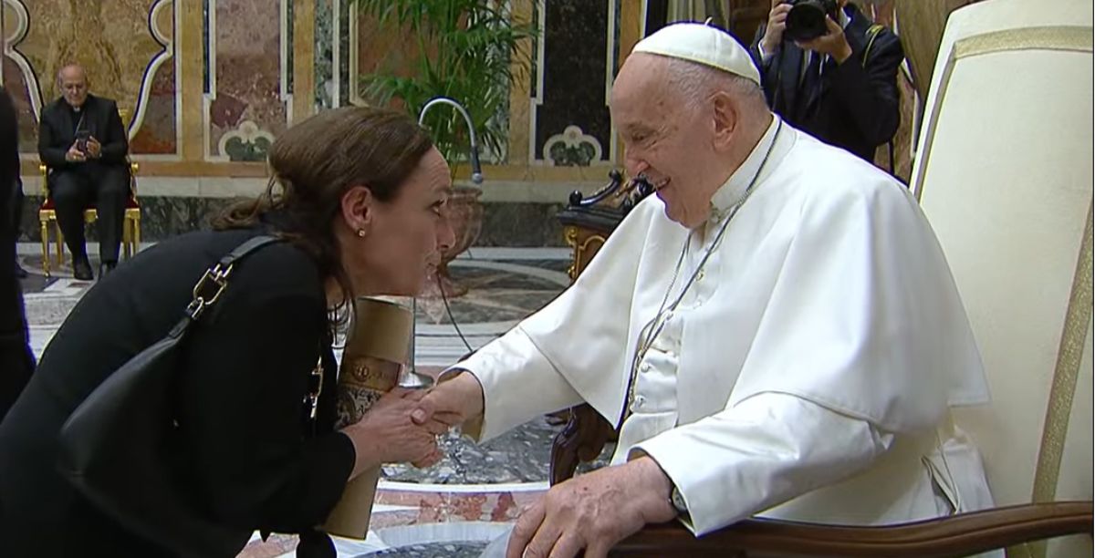 Papa Francisco e Maria Rueff, durante o encontro com humoristas e atores de comédia, 14 junho 2024. Foto Vatican Media