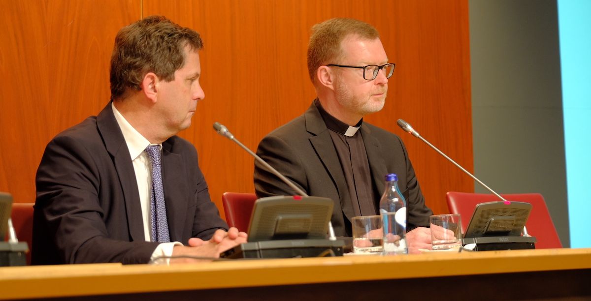 Pedro Strecht, coordenador da Comissão Independente para o Estudo dos Abusos Sexuais Contra as Crianças na Igreja Católica Portuguesa; e o padre jesuíta Hans Zollner, responsável da Protecção de C
