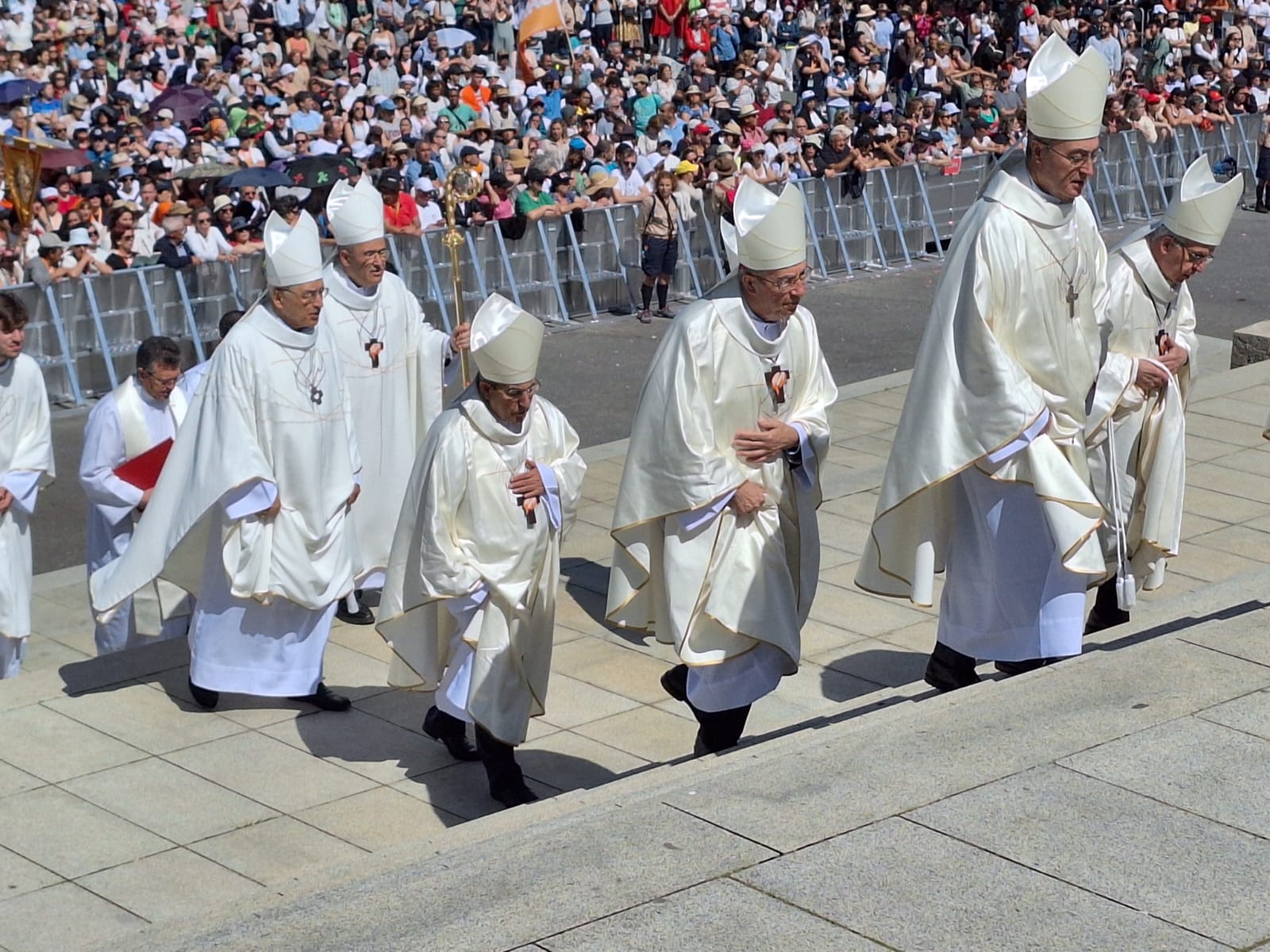 Na peregrinação deste ano juntaram-se dezenas de bispos, um núncio apostólico, arcebispos e cardeais, entre estes Tolentino Mendonça, enviado extraordinário do Papa, que presidiu à celebração da Eucaristia. Foto © Manuel Pinto/7MARGENS.