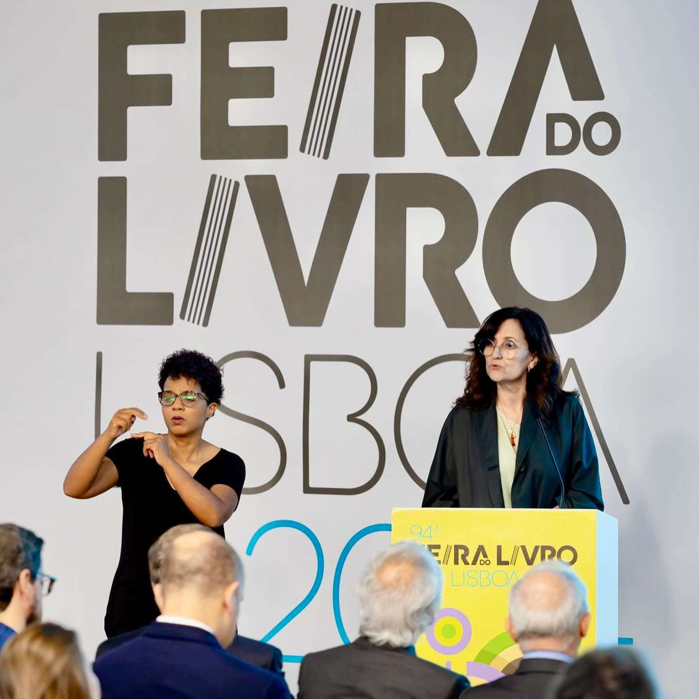 interprete de lingua gestual na feira do livro e lisboa 2024. Foto Feira doLivro de Lisboa