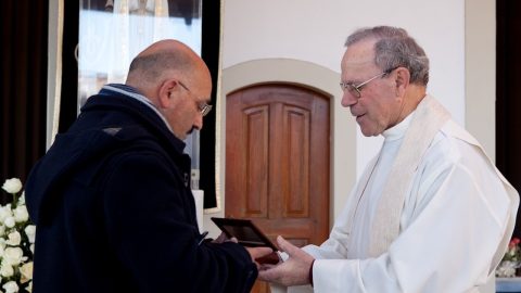 Em 7 de janeiro de 2012, José Coentrão, mestre da embarcação que naufragou ao largo da Figueira da Foz, entregou ao padre Manuel Santos José, no Santuário, o terço que os pescadores rezaram enquanto estiveram perdidos em alto mar. Foto © Santuário de Fátima.